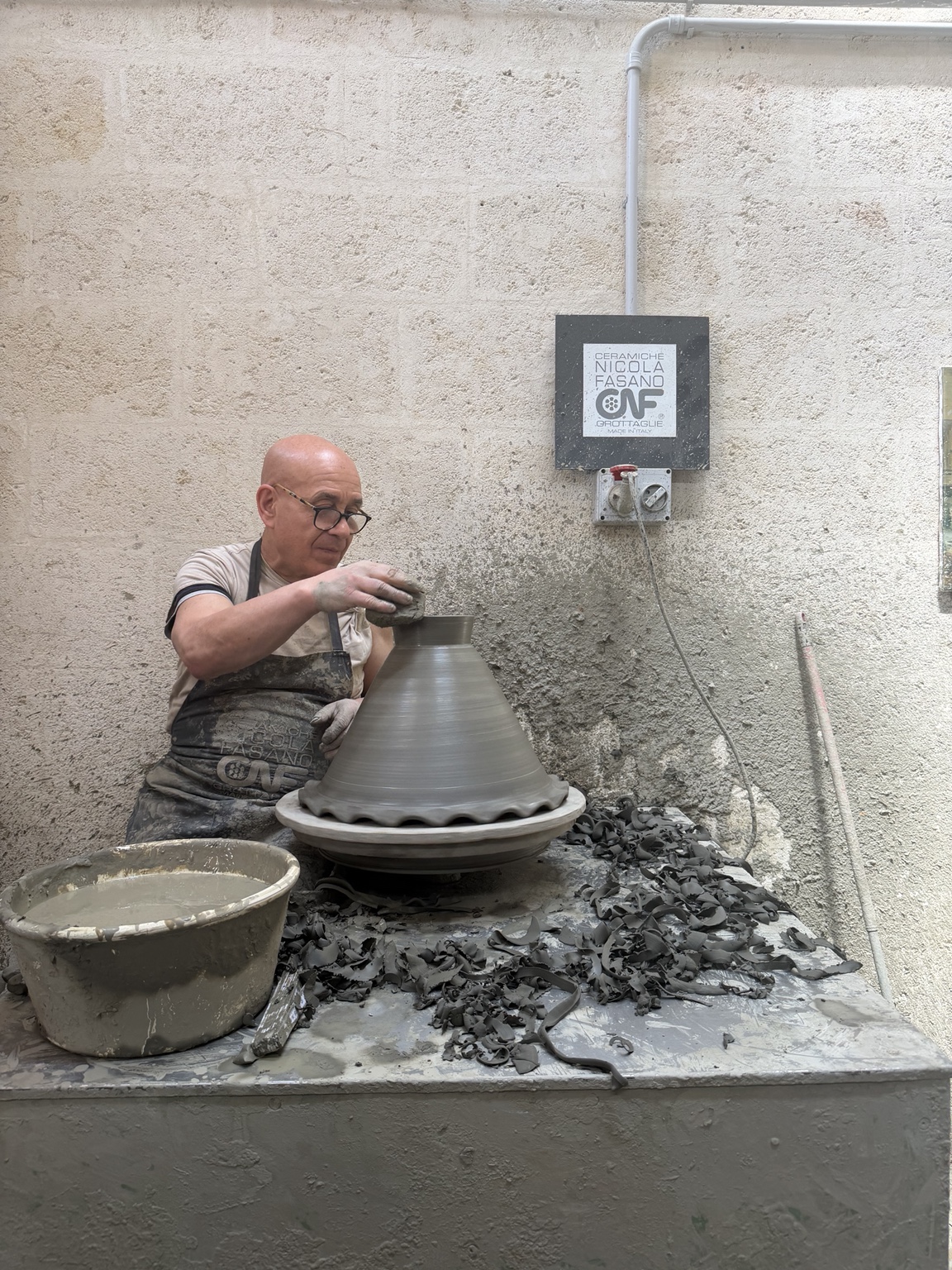 Artigiano al lavoro nella sua bottega di ceramica