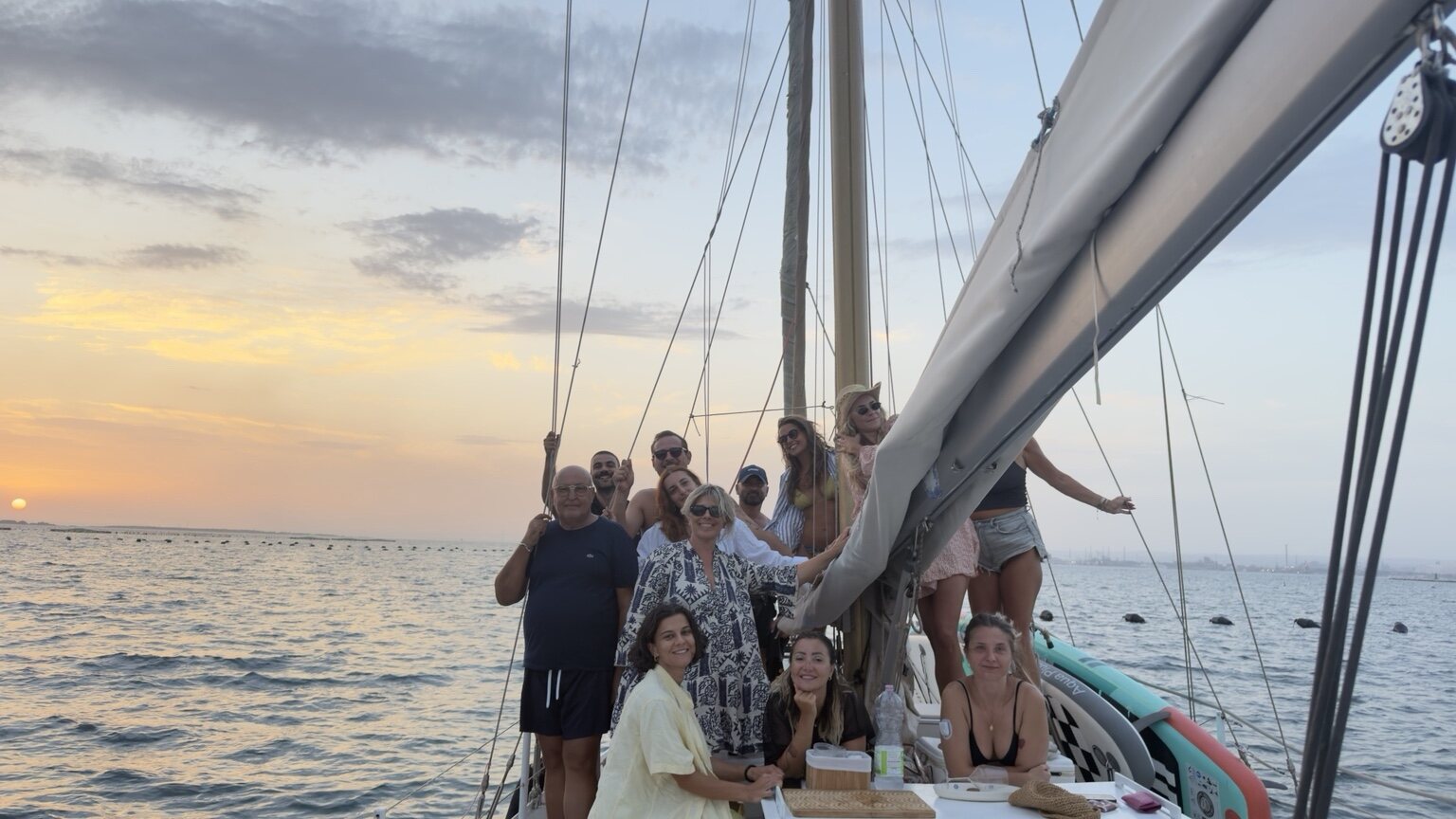 Gruppo in barca al tramonto