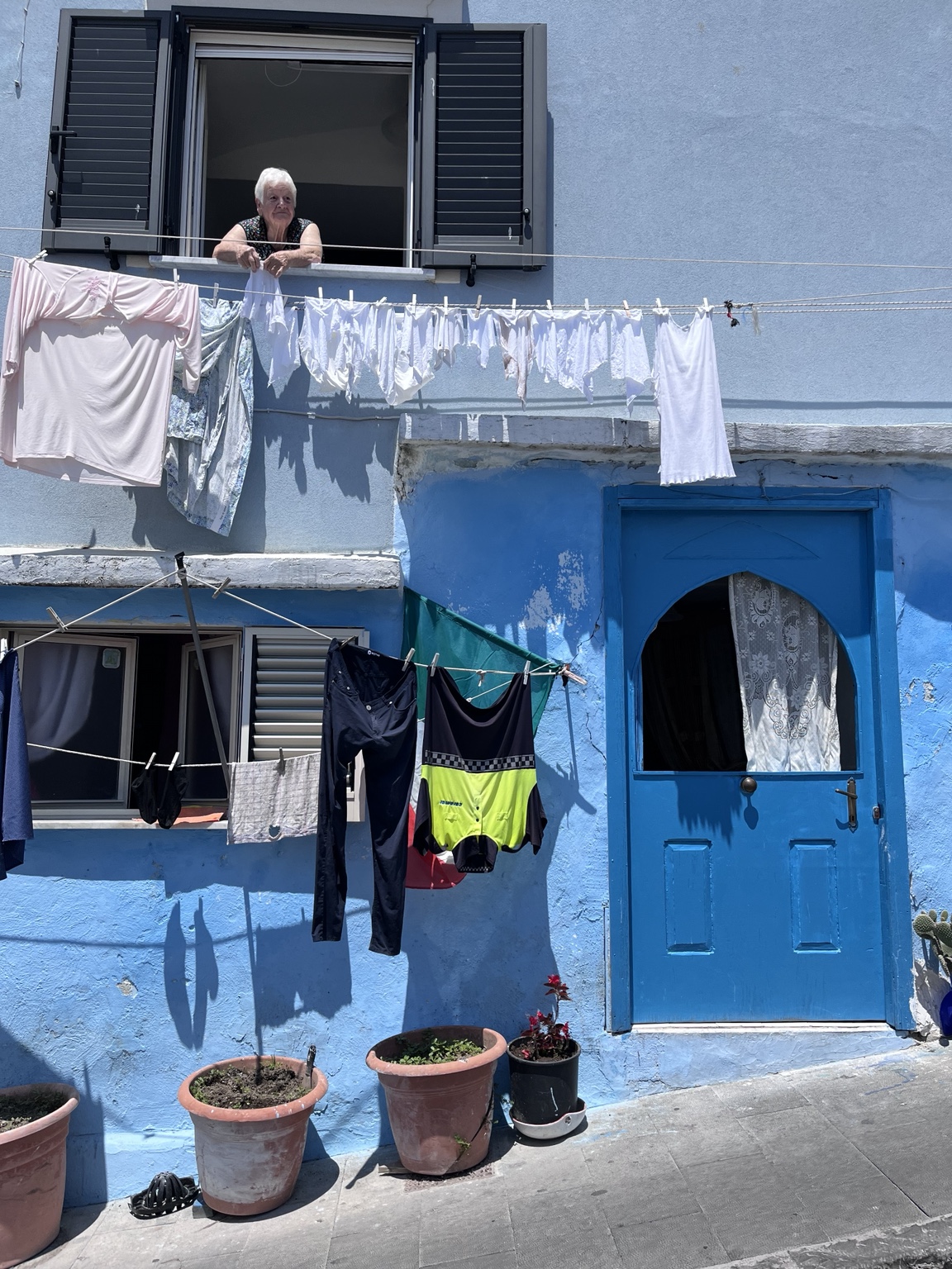Casa azzurra di Procida con bucato steso