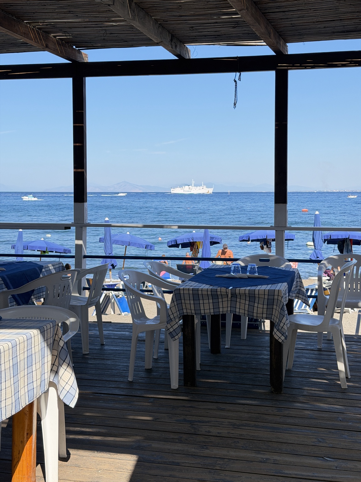 Tavola sul mare a Procida