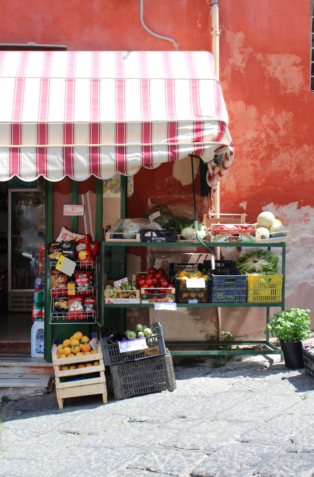 Banco di frutta e verdura a Procida