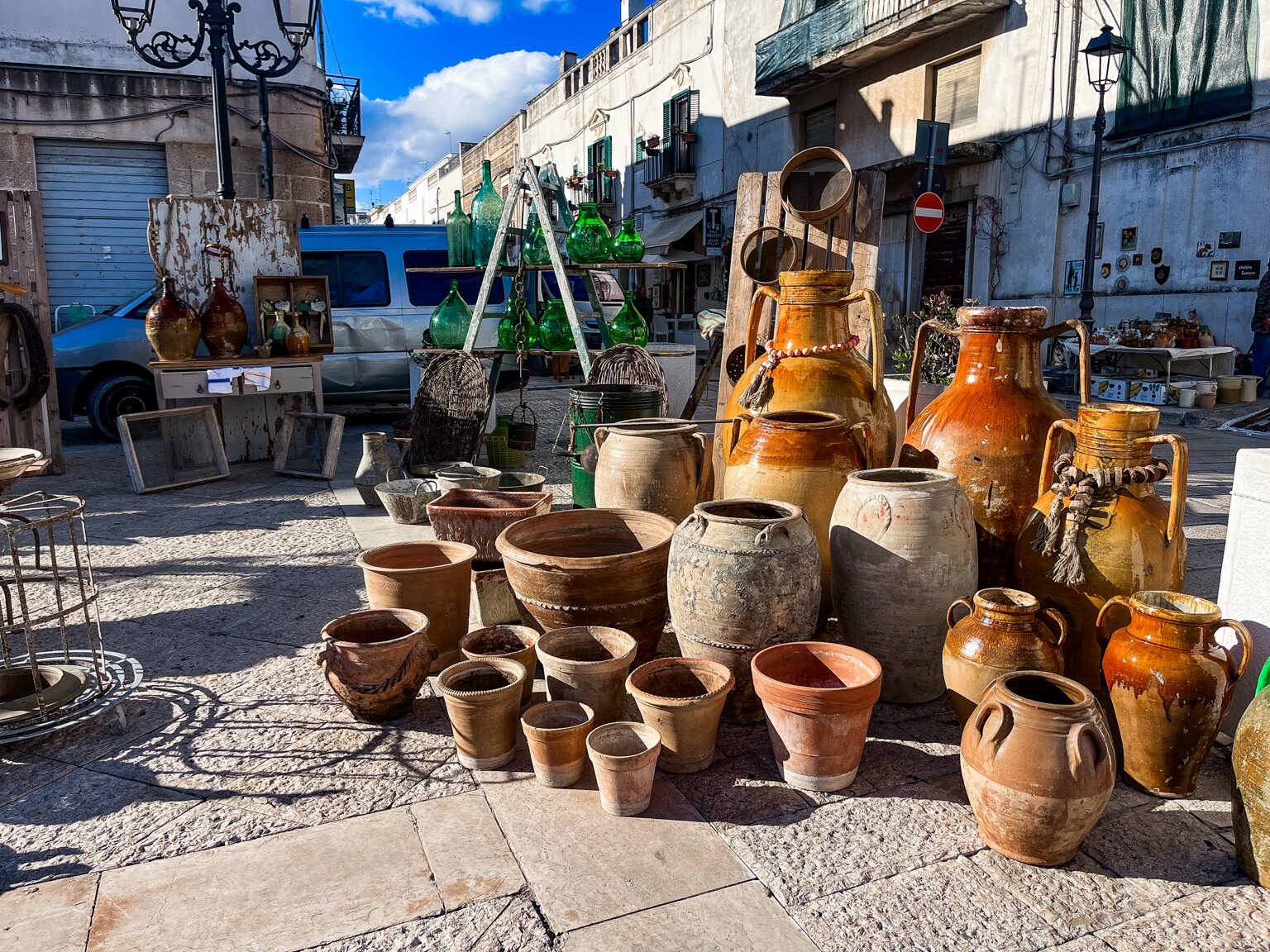 Ceramiche e oggetti esposti in una strada del centro storico
